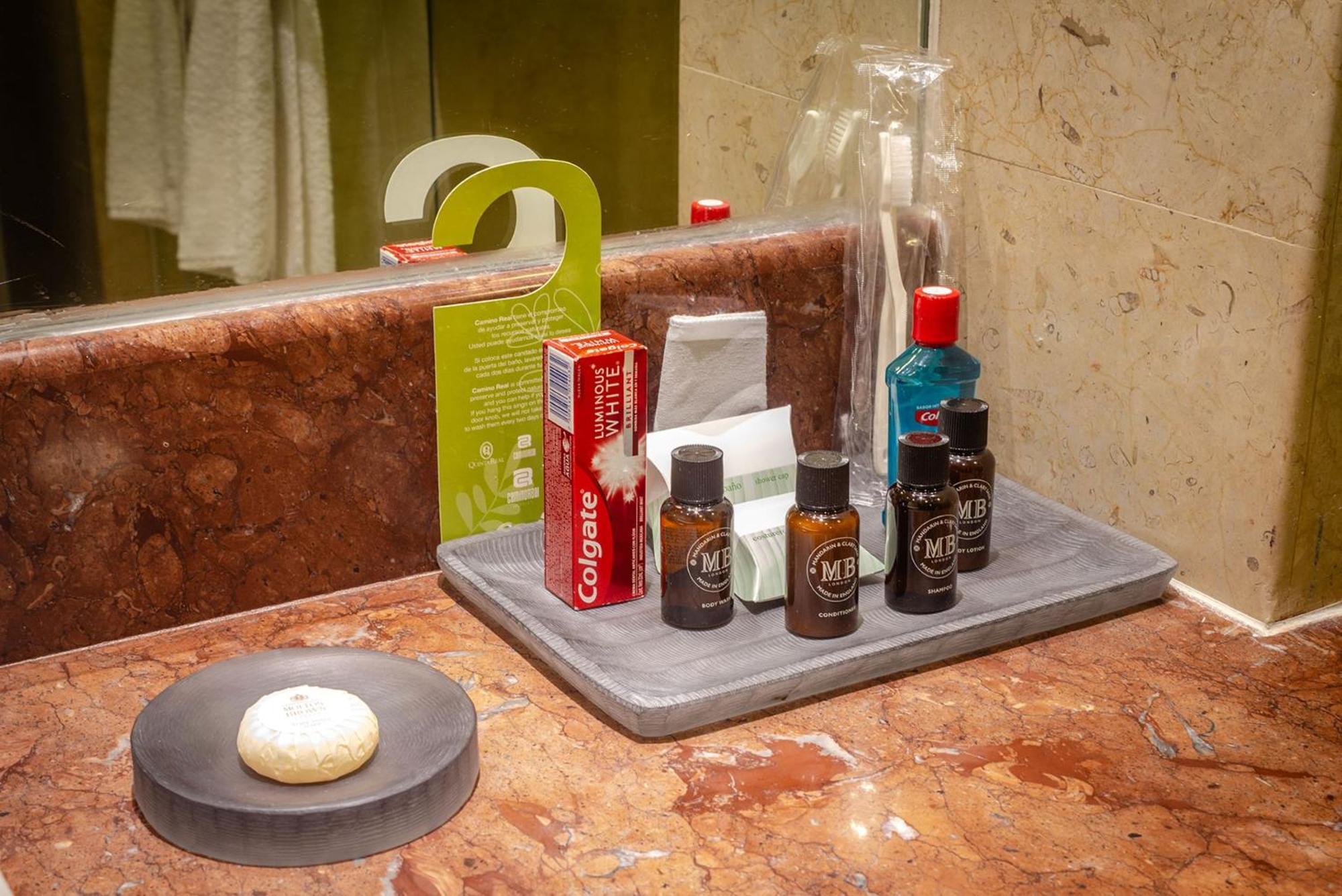 Camino Real Pedregal Mexico Hotel Exterior foto A bathroom tray with amenities